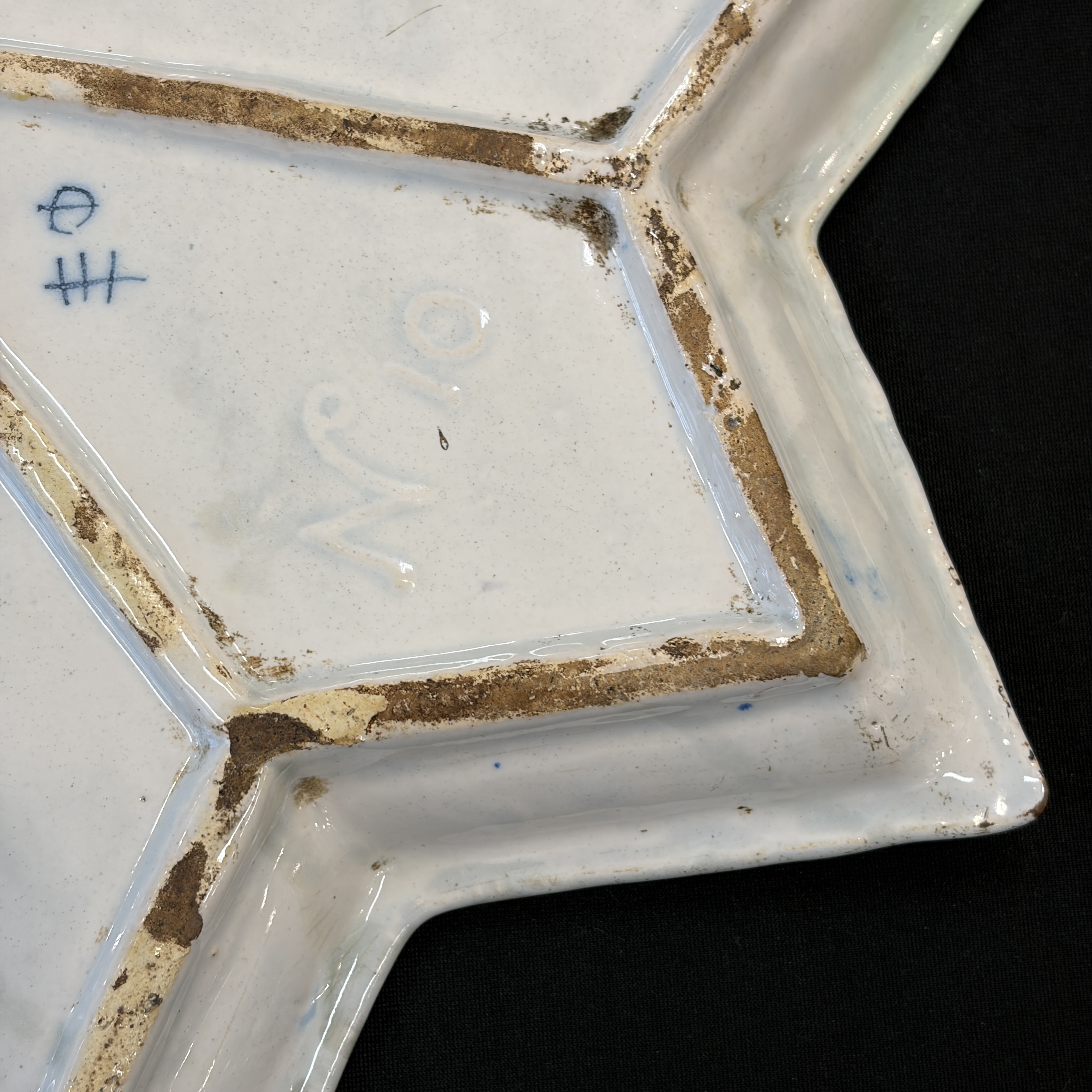 A blue and white Dutch Delft chinoiserie star-shaped dish — photo 17