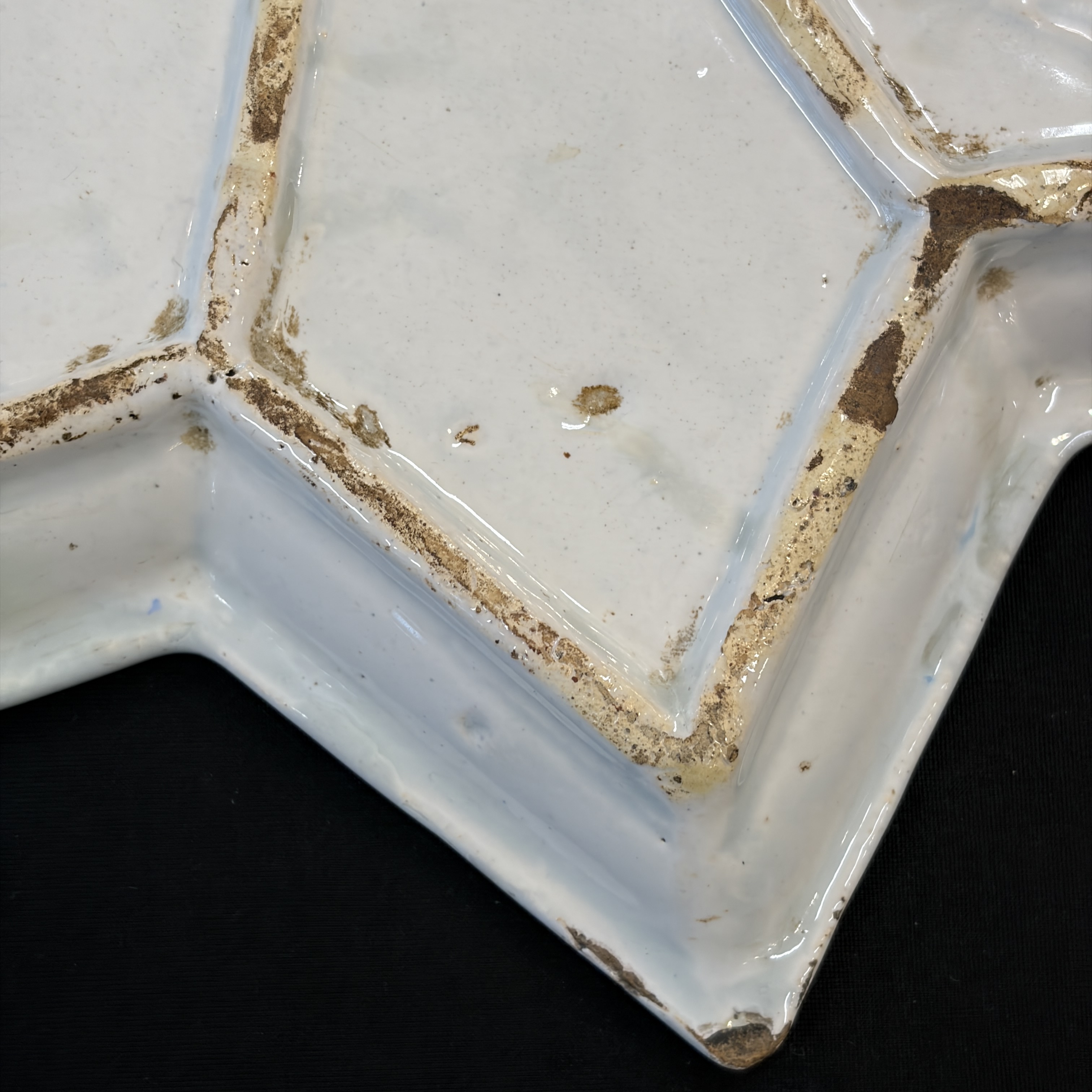 A blue and white Dutch Delft chinoiserie star-shaped dish — photo 18