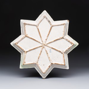 A blue and white Dutch Delft chinoiserie star-shaped dish — photo 2