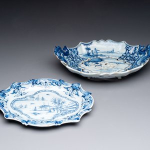 A blue and white Dutch Delft strainer and stand, 18th C. — foto 1