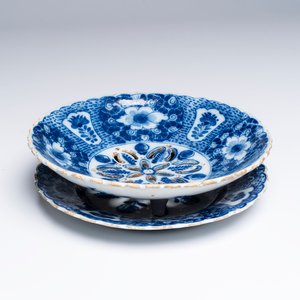 A blue and white Dutch Delft strainer and stand with floral design, 18th C. — photo 1