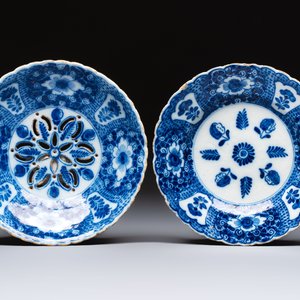 A blue and white Dutch Delft strainer and stand with floral design, 18th C. — photo 2