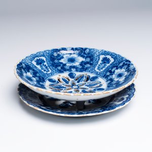 A blue and white Dutch Delft strainer and stand with floral design, 18th C. — photo 3