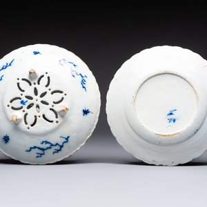 A blue and white Dutch Delft strainer and stand with floral design, 18th C. — photo 4