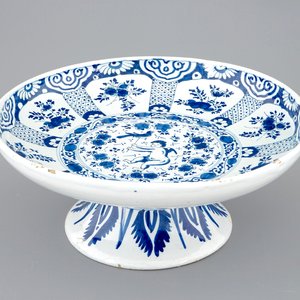 A blue and white Dutch Delft tazza with a putto as falconer, 18th C. — photo 1