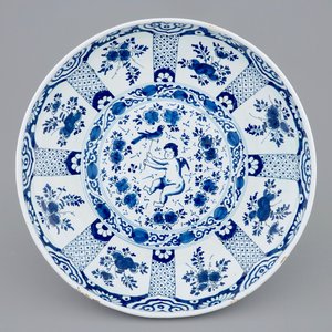 A blue and white Dutch Delft tazza with a putto as falconer, 18th C. — photo 2
