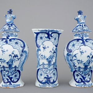 A blue and white Dutch Delft three-piece chinoiserie garniture, 19th C. — 照片 1