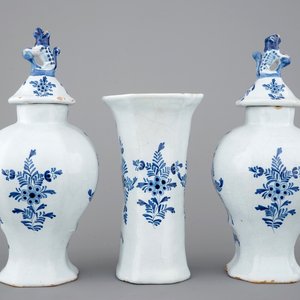 A blue and white Dutch Delft three-piece chinoiserie garniture, 19th C. — 照片 3