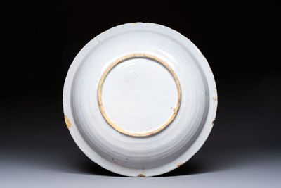 A blue and white Dutch Delft 'Titus Manlius' dish, after an engraving by Hendrick Goltzius, late 17th C. — 照片 2