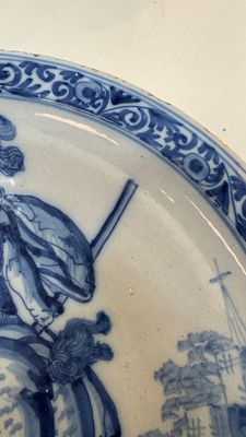 A blue and white Dutch Delft 'Titus Manlius' dish, after an engraving by Hendrick Goltzius, late 17th C. — 照片 4