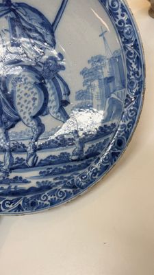 A blue and white Dutch Delft 'Titus Manlius' dish, after an engraving by Hendrick Goltzius, late 17th C. — 照片 5
