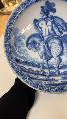 A blue and white Dutch Delft 'Titus Manlius' dish, after an engraving by Hendrick Goltzius, late 17th C. — 照片 6