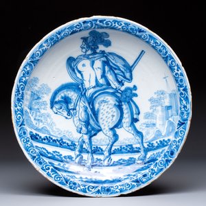 A blue and white Dutch Delft 'Titus Manlius' dish, after an engraving by Hendrick Goltzius, late 17th C. — 照片 1