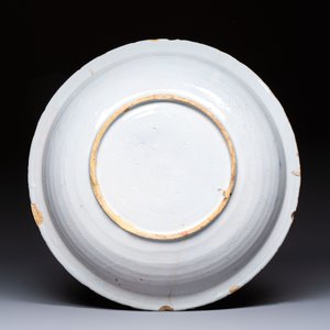 A blue and white Dutch Delft 'Titus Manlius' dish, after an engraving by Hendrick Goltzius, late 17th C. — 照片 2