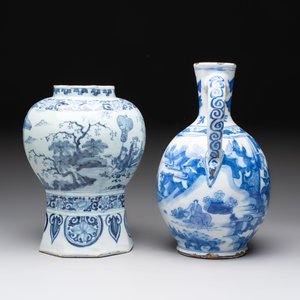 A blue and white Dutch Delft Transitional style chinoiserie vase and a jug, late 17th C. — 照片 2