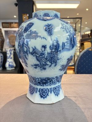 A blue and white Dutch Delft Transitional style chinoiserie vase, late 17th C. — 照片 1