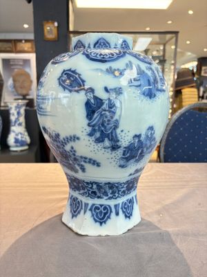 A blue and white Dutch Delft Transitional style chinoiserie vase, late 17th C. — 照片 4