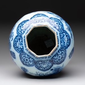 A blue and white Dutch Delft Transitional style chinoiserie vase, late 17th C. — 照片 5