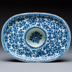 A blue and white Dutch Delft 'trembleuse' or cup stand, ca. 1700 — 照片 2
