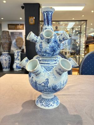A blue and white Dutch Delft tulip vase, 19th C. — photo 1