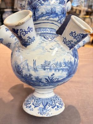 A blue and white Dutch Delft tulip vase, 19th C. — photo 11