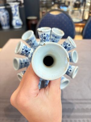 A blue and white Dutch Delft tulip vase, 19th C. — photo 12
