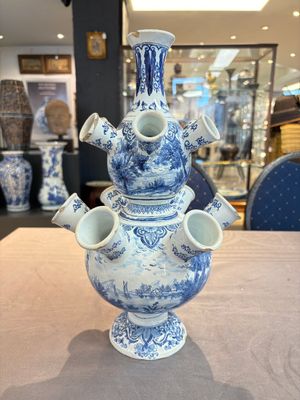 A blue and white Dutch Delft tulip vase, 19th C. — photo 2
