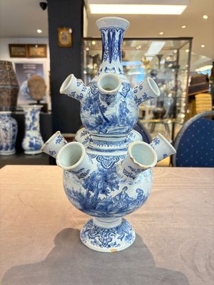 A blue and white Dutch Delft tulip vase, 19th C. — photo 3