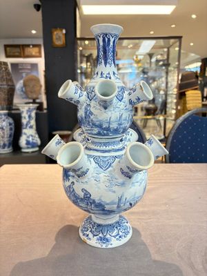 A blue and white Dutch Delft tulip vase, 19th C. — photo 4