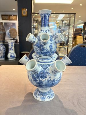 A blue and white Dutch Delft tulip vase, 19th C. — photo 6