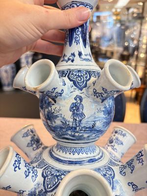 A blue and white Dutch Delft tulip vase, 19th C. — photo 7