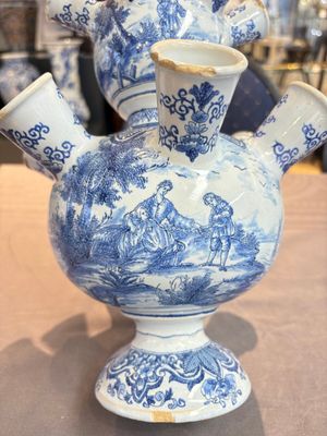 A blue and white Dutch Delft tulip vase, 19th C. — photo 9
