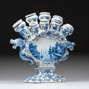 A blue and white Dutch Delft tulip vase, 19th C. — foto 2