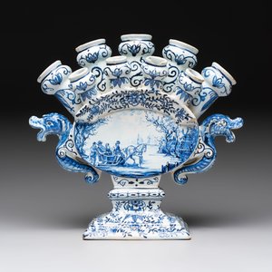 A blue and white Dutch Delft tulip vase, 19th C. — foto 3