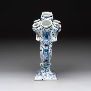 A blue and white Dutch Delft tulip vase, 19th C. — foto 4