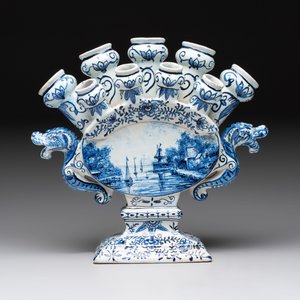 A blue and white Dutch Delft tulip vase, 19th C. — foto 5
