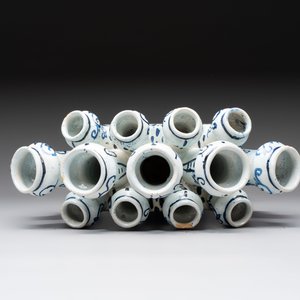 A blue and white Dutch Delft tulip vase, 19th C. — foto 7