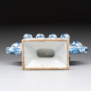 A blue and white Dutch Delft tulip vase, 19th C. — foto 8
