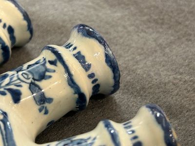 A blue and white Dutch Delft tulip vase with fine floral design, 18th C. — 照片 1