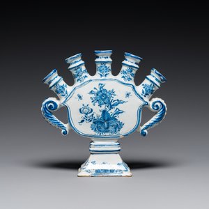 A blue and white Dutch Delft tulip vase with fine floral design, 18th C. — 照片 1