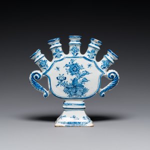 A blue and white Dutch Delft tulip vase with fine floral design, 18th C. — 照片 3