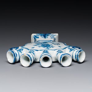 A blue and white Dutch Delft tulip vase with fine floral design, 18th C. — 照片 6