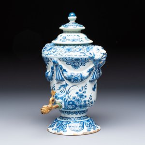 A blue and white Dutch Delft urn-shaped table fountain and cover, early 18th C. — 照片 1