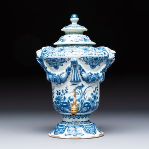 A blue and white Dutch Delft urn-shaped table fountain and cover, early 18th C. — 照片 2