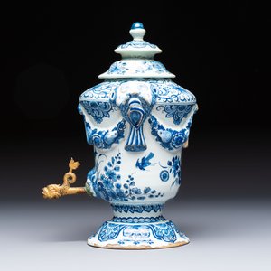 A blue and white Dutch Delft urn-shaped table fountain and cover, early 18th C. — 照片 3