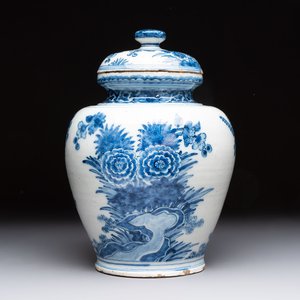 A blue and white Dutch Delft vase and cover with floral design, early 18th C. — photo 1