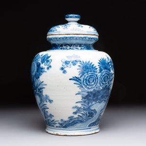 A blue and white Dutch Delft vase and cover with floral design, early 18th C. — photo 2