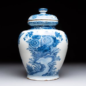 A blue and white Dutch Delft vase and cover with floral design, early 18th C. — photo 3
