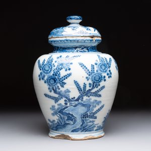 A blue and white Dutch Delft vase and cover with floral design, early 18th C. — photo 4