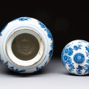 A blue and white Dutch Delft vase and cover with floral design, early 18th C. — photo 5